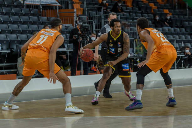 通过积极的 通过积极的